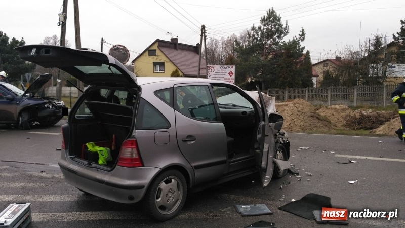 Zdjęcie w galerii na portalu naszraciborz.pl: Kierowca dacii wjechał wprost pod mercedesa. MIAŁ 3 PROMILE. Nagranie WIDEO zderzenia wiadomości z regionu
