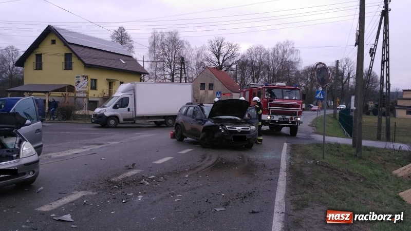 Zdjęcie w galerii na portalu naszraciborz.pl: Kierowca dacii wjechał wprost pod mercedesa. MIAŁ 3 PROMILE. Nagranie WIDEO zderzenia wiadomości z regionu