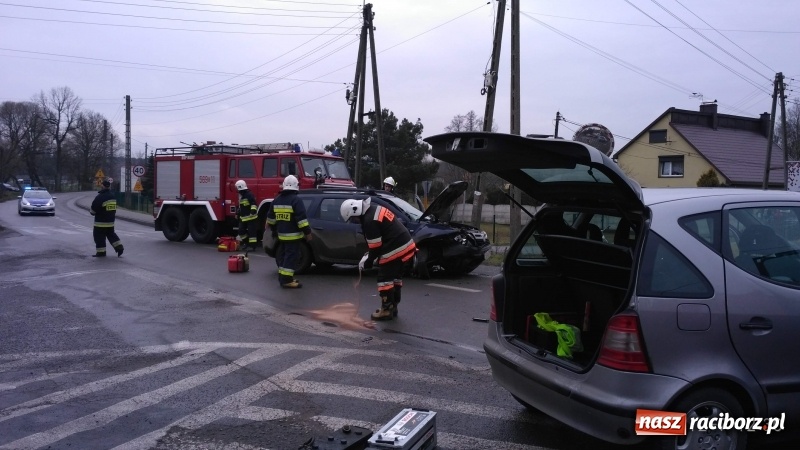 Zdjęcie w galerii na portalu naszraciborz.pl: Kierowca dacii wjechał wprost pod mercedesa. MIAŁ 3 PROMILE. Nagranie WIDEO zderzenia wiadomości z regionu