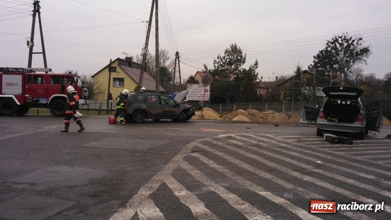 Zdjęcie w galerii na portalu naszraciborz.pl: Kierowca dacii wjechał wprost pod mercedesa. MIAŁ 3 PROMILE. Nagranie WIDEO zderzenia wiadomości z regionu