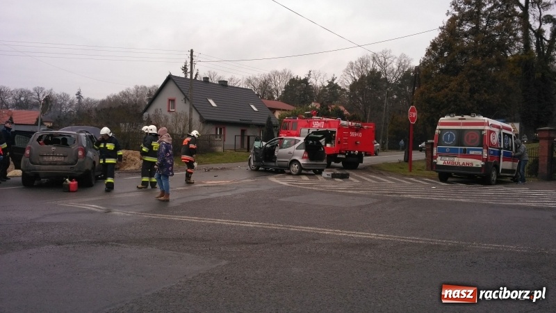 Zdjęcie w galerii na portalu naszraciborz.pl: Kierowca dacii wjechał wprost pod mercedesa. MIAŁ 3 PROMILE. Nagranie WIDEO zderzenia wiadomości z regionu