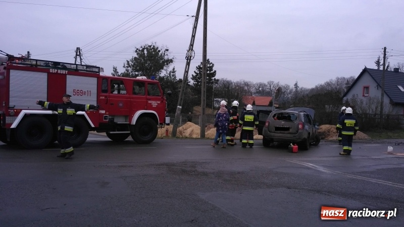 Zdjęcie w galerii na portalu naszraciborz.pl: Kierowca dacii wjechał wprost pod mercedesa. MIAŁ 3 PROMILE. Nagranie WIDEO zderzenia wiadomości z regionu