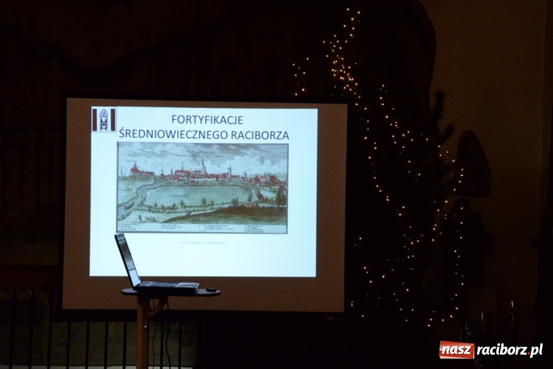 Zdjęcie w galerii na portalu naszraciborz.pl: Fortyfikacje średniowiecznego Raciborza na wystawie w raciborskim Muzeum  wiadomości z regionu