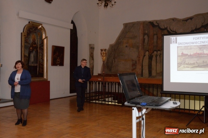 Zdjęcie w galerii na portalu naszraciborz.pl: Fortyfikacje średniowiecznego Raciborza na wystawie w raciborskim Muzeum  wiadomości z regionu