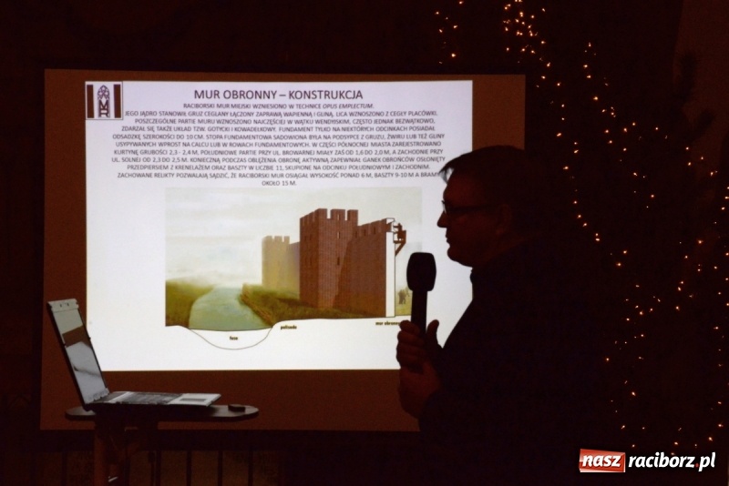 Zdjęcie w galerii na portalu naszraciborz.pl: Fortyfikacje średniowiecznego Raciborza na wystawie w raciborskim Muzeum  wiadomości z regionu