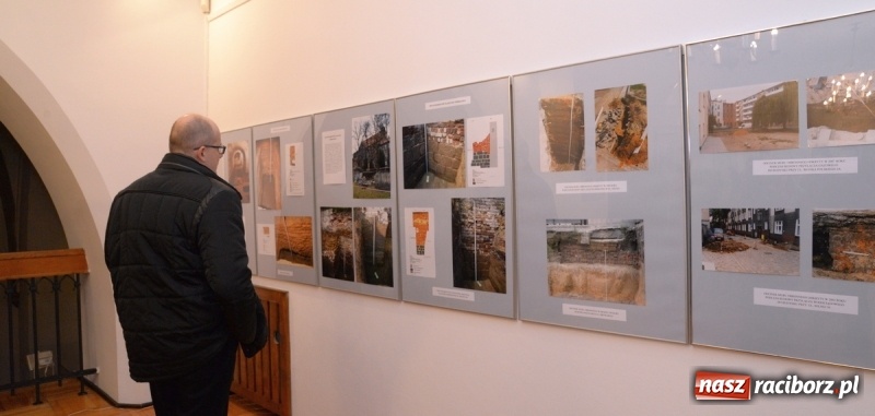 Zdjęcie w galerii na portalu naszraciborz.pl: Fortyfikacje średniowiecznego Raciborza na wystawie w raciborskim Muzeum  wiadomości z regionu