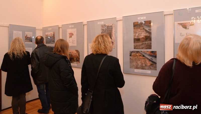 Zdjęcie w galerii na portalu naszraciborz.pl: Fortyfikacje średniowiecznego Raciborza na wystawie w raciborskim Muzeum  wiadomości z regionu