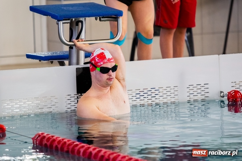 Zdjęcie w galerii na portalu naszraciborz.pl: Mikołajkowe Zawody Pływackie w ZSOMS w Raciborzu wiadomości z regionu