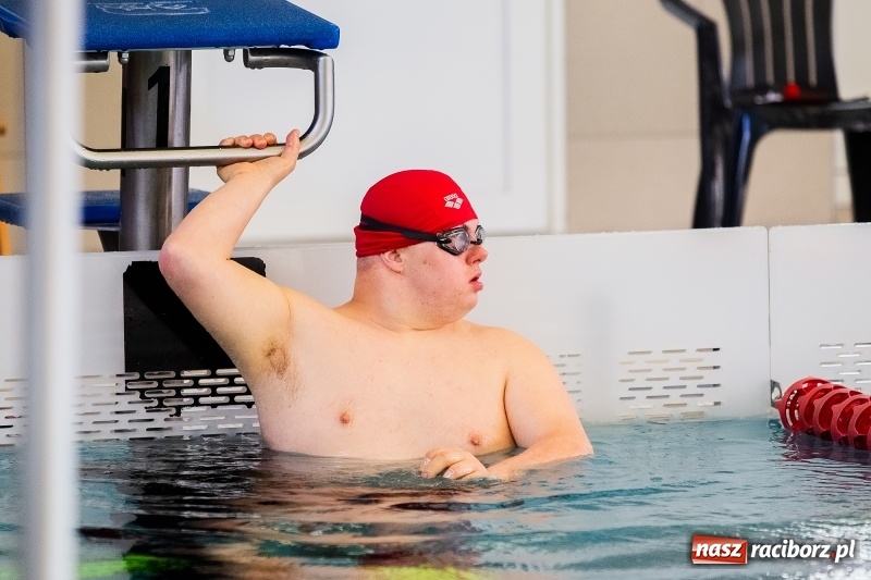 Zdjęcie w galerii na portalu naszraciborz.pl: Mikołajkowe Zawody Pływackie w ZSOMS w Raciborzu wiadomości z regionu