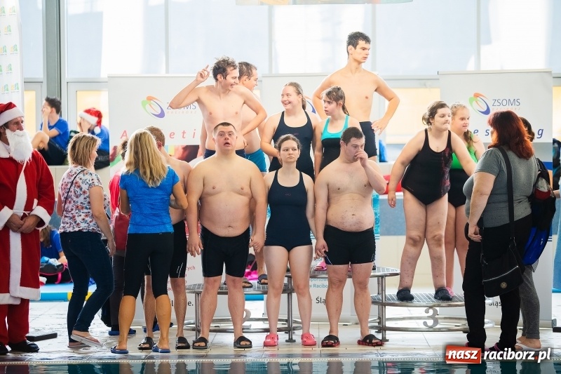 Zdjęcie w galerii na portalu naszraciborz.pl: Mikołajkowe Zawody Pływackie w ZSOMS w Raciborzu wiadomości z regionu