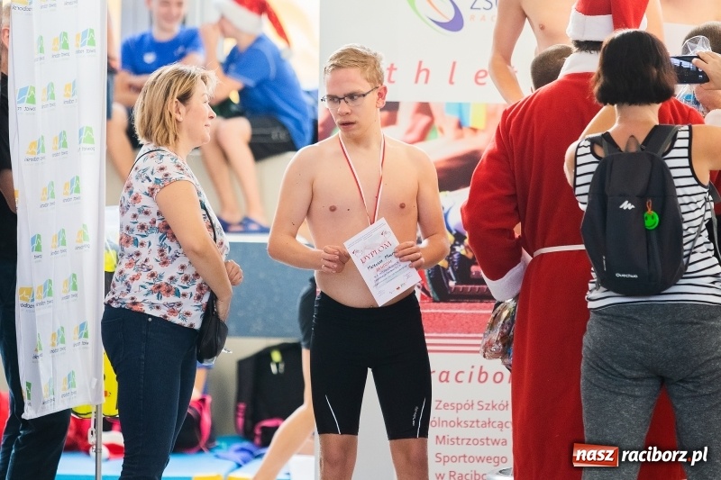 Zdjęcie w galerii na portalu naszraciborz.pl: Mikołajkowe Zawody Pływackie w ZSOMS w Raciborzu wiadomości z regionu