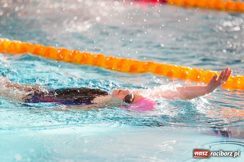 Zdjęcie w galerii na portalu naszraciborz.pl: Mikołajkowe Zawody Pływackie w ZSOMS w Raciborzu wiadomości z regionu