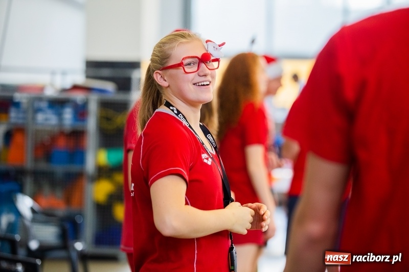 Zdjęcie w galerii na portalu naszraciborz.pl: Mikołajkowe Zawody Pływackie w ZSOMS w Raciborzu wiadomości z regionu