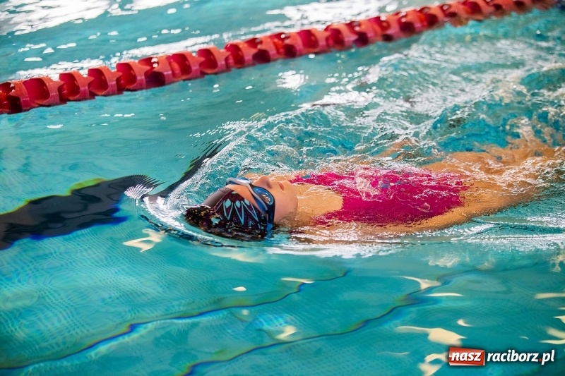 Zdjęcie w galerii na portalu naszraciborz.pl: Mikołajkowe Zawody Pływackie w ZSOMS w Raciborzu wiadomości z regionu