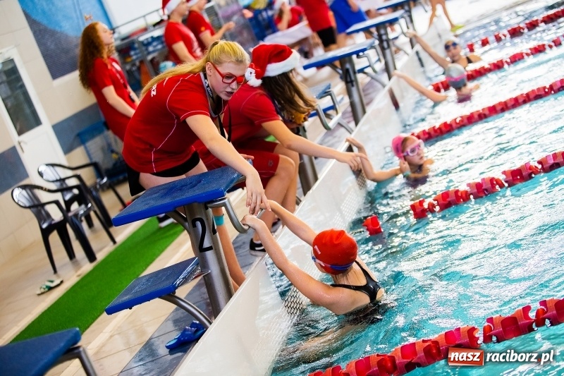Zdjęcie w galerii na portalu naszraciborz.pl: Mikołajkowe Zawody Pływackie w ZSOMS w Raciborzu wiadomości z regionu