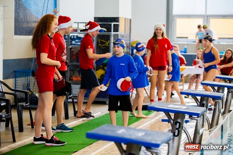 Zdjęcie w galerii na portalu naszraciborz.pl: Mikołajkowe Zawody Pływackie w ZSOMS w Raciborzu wiadomości z regionu