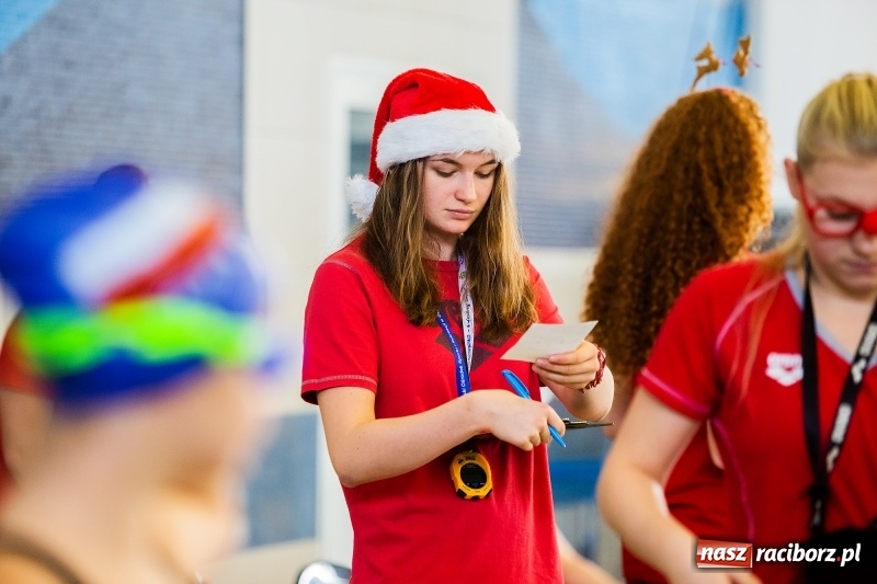 Zdjęcie w galerii na portalu naszraciborz.pl: Mikołajkowe Zawody Pływackie w ZSOMS w Raciborzu wiadomości z regionu