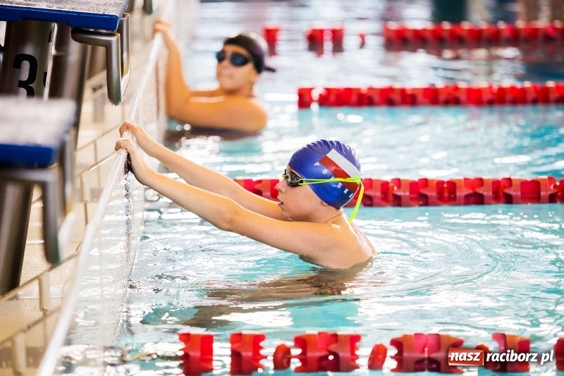 Zdjęcie w galerii na portalu naszraciborz.pl: Mikołajkowe Zawody Pływackie w ZSOMS w Raciborzu wiadomości z regionu