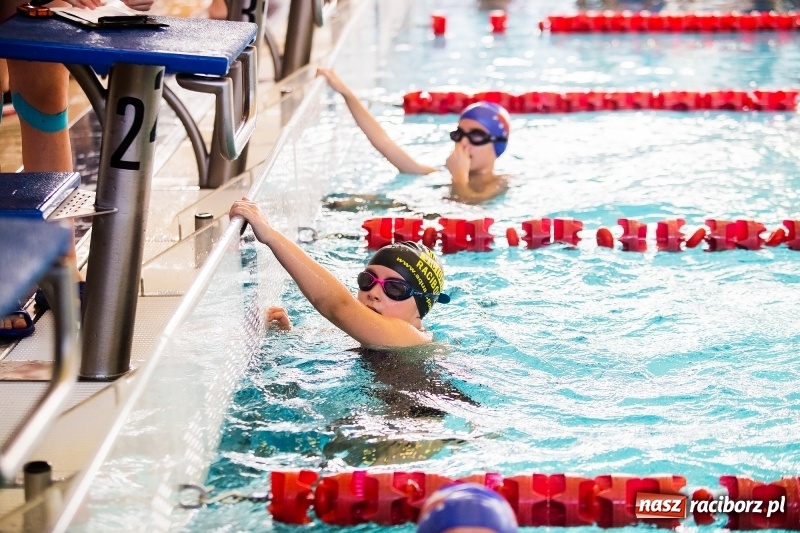 Zdjęcie w galerii na portalu naszraciborz.pl: Mikołajkowe Zawody Pływackie w ZSOMS w Raciborzu wiadomości z regionu