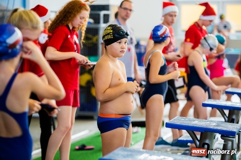 Zdjęcie w galerii na portalu naszraciborz.pl: Mikołajkowe Zawody Pływackie w ZSOMS w Raciborzu wiadomości z regionu
