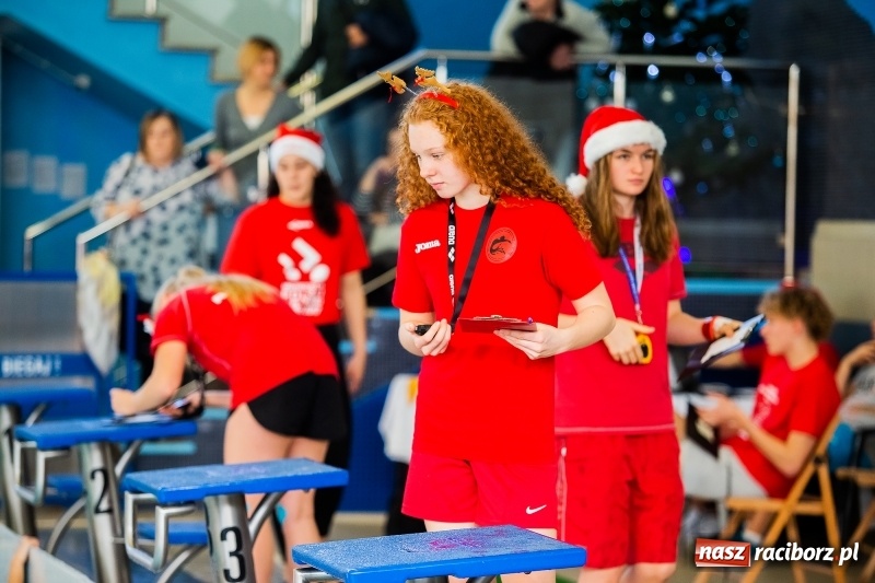 Zdjęcie w galerii na portalu naszraciborz.pl: Mikołajkowe Zawody Pływackie w ZSOMS w Raciborzu wiadomości z regionu