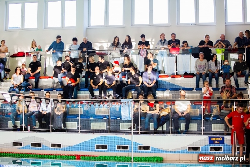 Zdjęcie w galerii na portalu naszraciborz.pl: Mikołajkowe Zawody Pływackie w ZSOMS w Raciborzu wiadomości z regionu