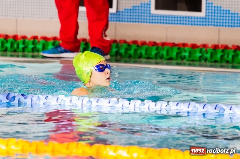 Zdjęcie w galerii na portalu naszraciborz.pl: Mikołajkowe Zawody Pływackie w ZSOMS w Raciborzu wiadomości z regionu