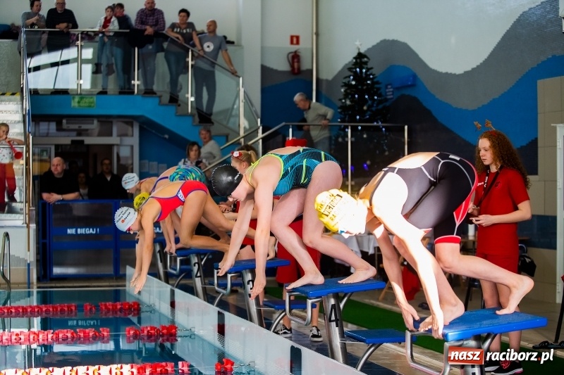 Zdjęcie w galerii na portalu naszraciborz.pl: Mikołajkowe Zawody Pływackie w ZSOMS w Raciborzu wiadomości z regionu