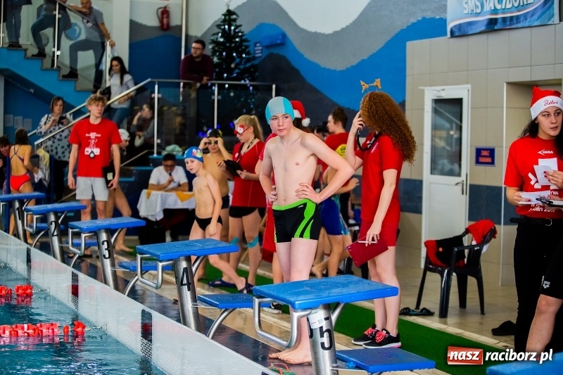 Zdjęcie w galerii na portalu naszraciborz.pl: Mikołajkowe Zawody Pływackie w ZSOMS w Raciborzu wiadomości z regionu