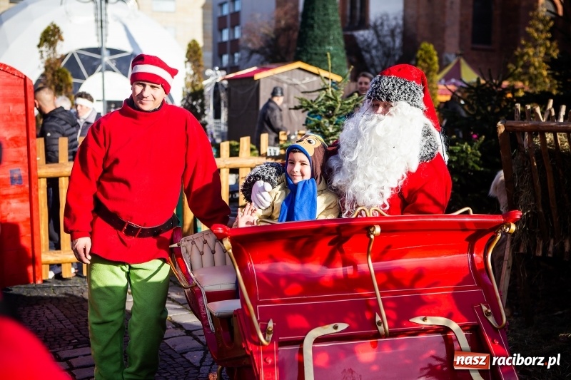 Zdjęcie w galerii na portalu naszraciborz.pl: Zagroda z Mikołajem i żywymi reniferami na rynku wiadomości z regionu