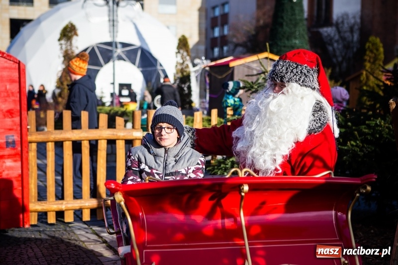 Zdjęcie w galerii na portalu naszraciborz.pl: Zagroda z Mikołajem i żywymi reniferami na rynku wiadomości z regionu