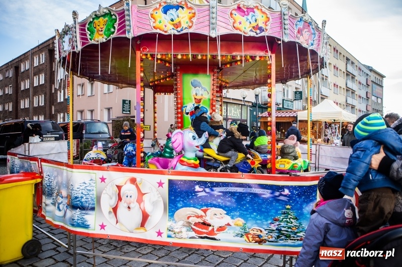 Zdjęcie w galerii na portalu naszraciborz.pl: Zagroda z Mikołajem i żywymi reniferami na rynku wiadomości z regionu