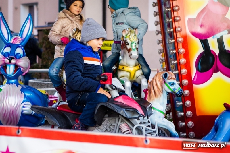 Zdjęcie w galerii na portalu naszraciborz.pl: Zagroda z Mikołajem i żywymi reniferami na rynku wiadomości z regionu