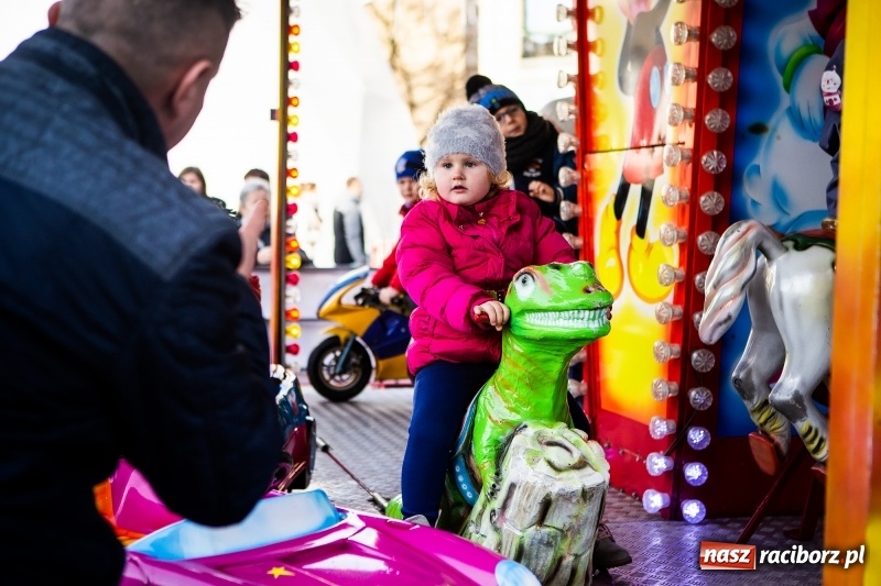 Zdjęcie w galerii na portalu naszraciborz.pl: Zagroda z Mikołajem i żywymi reniferami na rynku wiadomości z regionu