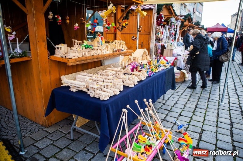 Zdjęcie w galerii na portalu naszraciborz.pl: Zagroda z Mikołajem i żywymi reniferami na rynku wiadomości z regionu