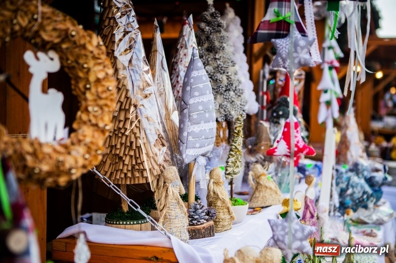 Zdjęcie w galerii na portalu naszraciborz.pl: Zagroda z Mikołajem i żywymi reniferami na rynku wiadomości z regionu
