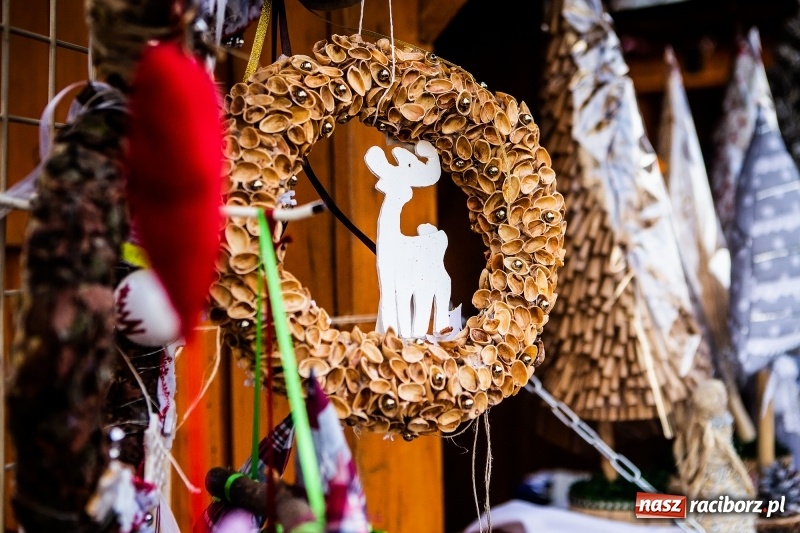 Zdjęcie w galerii na portalu naszraciborz.pl: Zagroda z Mikołajem i żywymi reniferami na rynku wiadomości z regionu