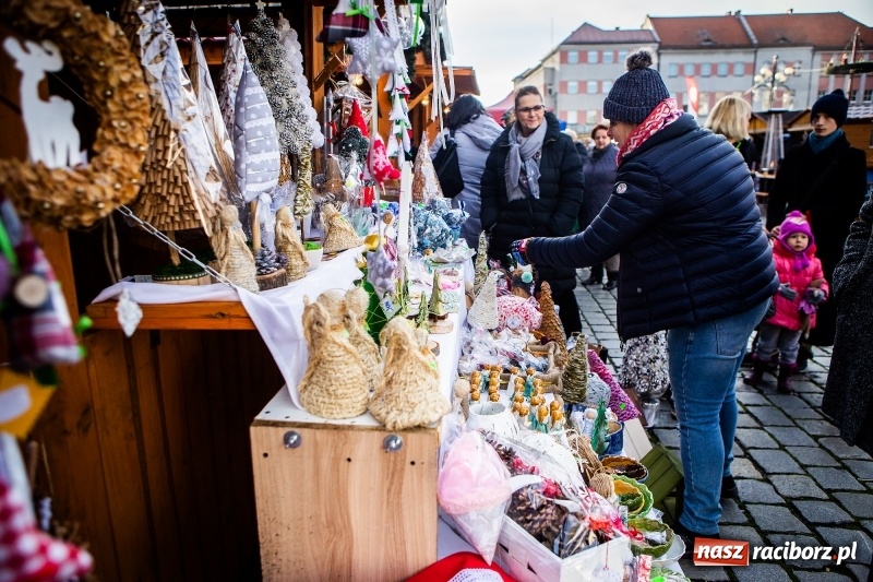 Zdjęcie w galerii na portalu naszraciborz.pl: Zagroda z Mikołajem i żywymi reniferami na rynku wiadomości z regionu