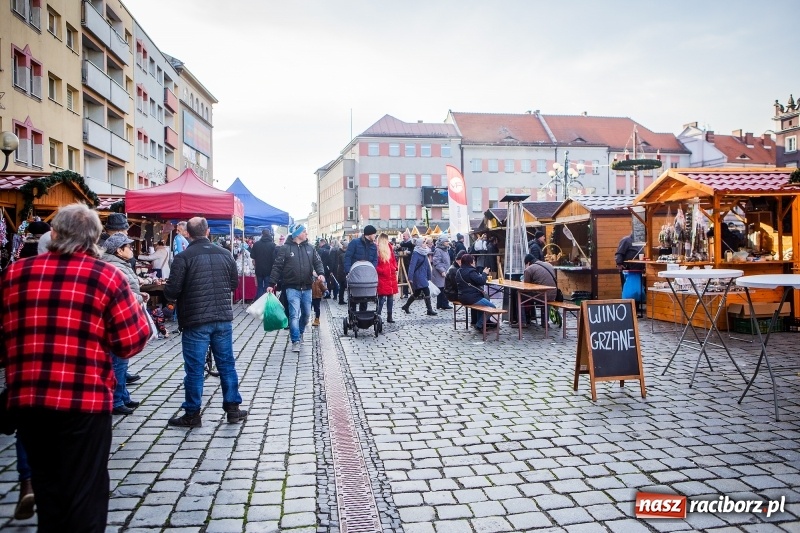 Zdjęcie w galerii na portalu naszraciborz.pl: Zagroda z Mikołajem i żywymi reniferami na rynku wiadomości z regionu