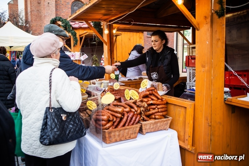 Zdjęcie w galerii na portalu naszraciborz.pl: Zagroda z Mikołajem i żywymi reniferami na rynku wiadomości z regionu