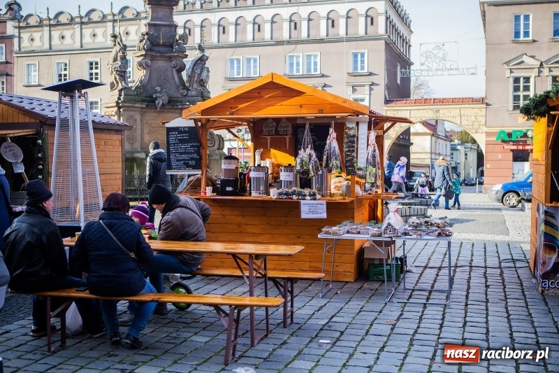 Zdjęcie w galerii na portalu naszraciborz.pl: Zagroda z Mikołajem i żywymi reniferami na rynku wiadomości z regionu