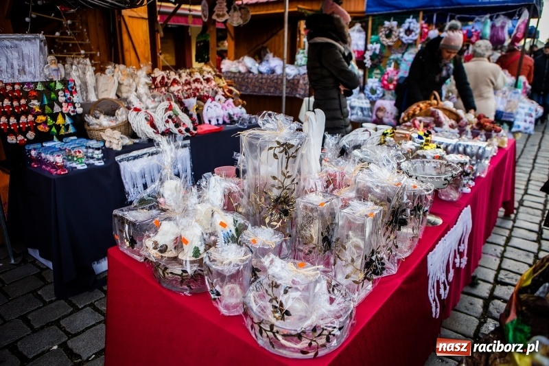 Zdjęcie w galerii na portalu naszraciborz.pl: Zagroda z Mikołajem i żywymi reniferami na rynku wiadomości z regionu