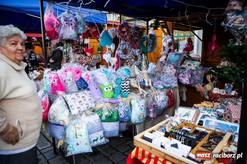 Zdjęcie w galerii na portalu naszraciborz.pl: Zagroda z Mikołajem i żywymi reniferami na rynku wiadomości z regionu