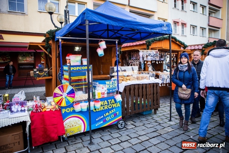 Zdjęcie w galerii na portalu naszraciborz.pl: Zagroda z Mikołajem i żywymi reniferami na rynku wiadomości z regionu