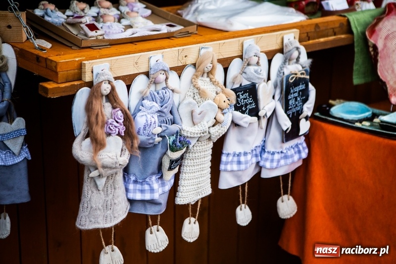 Zdjęcie w galerii na portalu naszraciborz.pl: Zagroda z Mikołajem i żywymi reniferami na rynku wiadomości z regionu