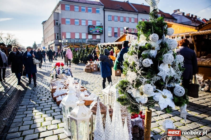 Zdjęcie w galerii na portalu naszraciborz.pl: Zagroda z Mikołajem i żywymi reniferami na rynku wiadomości z regionu