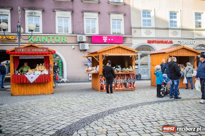 Zdjęcie w galerii na portalu naszraciborz.pl: Zagroda z Mikołajem i żywymi reniferami na rynku wiadomości z regionu