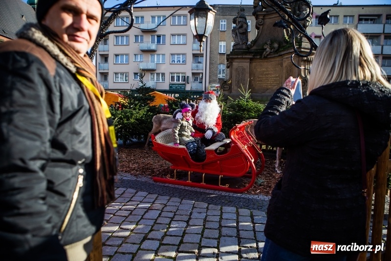 Zdjęcie w galerii na portalu naszraciborz.pl: Zagroda z Mikołajem i żywymi reniferami na rynku wiadomości z regionu