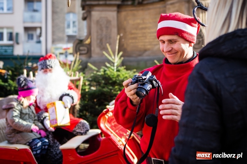 Zdjęcie w galerii na portalu naszraciborz.pl: Zagroda z Mikołajem i żywymi reniferami na rynku wiadomości z regionu