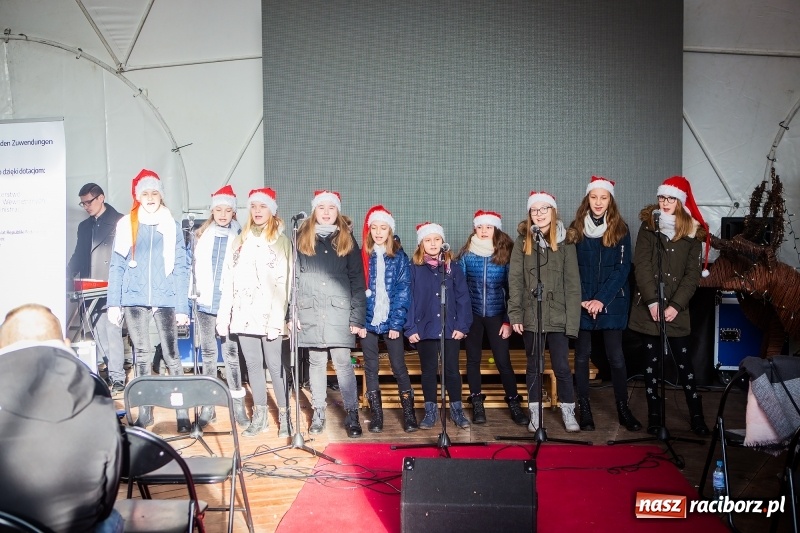 Zdjęcie w galerii na portalu naszraciborz.pl: Zagroda z Mikołajem i żywymi reniferami na rynku wiadomości z regionu